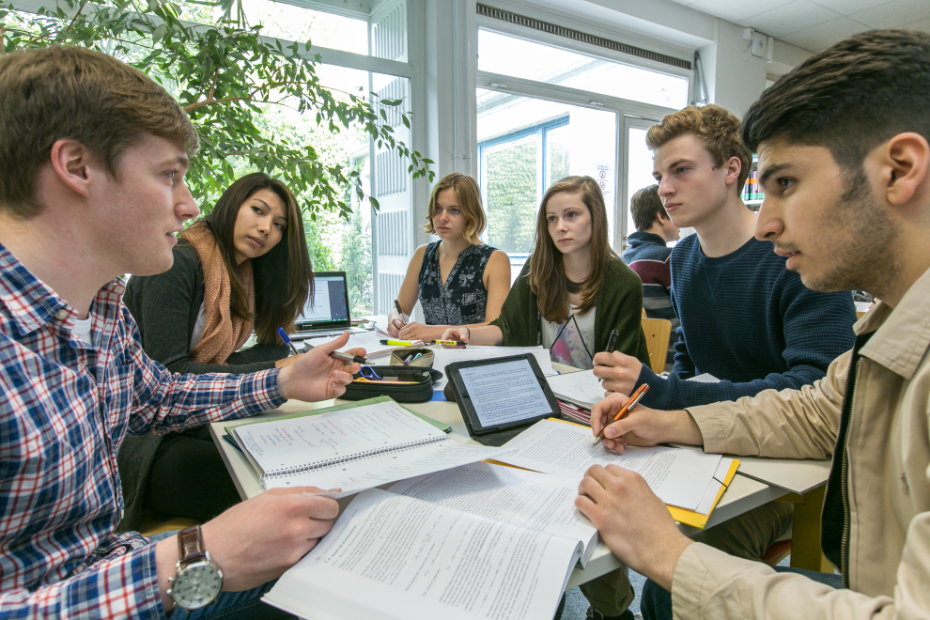 Studierende bearbeiten eine aktive Teilnahme