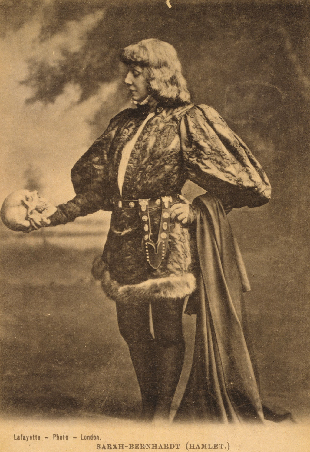 Portrait of Sarah Bernhardt as Hamlet. Quelle: Wikimedia Commons — By Lafayette Photo London
