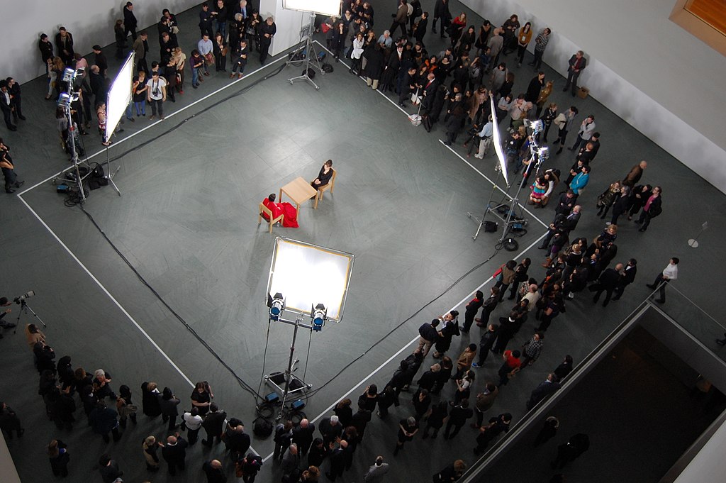 Marina Abramović - The Artist Is Present, 2010 Quelle: Wikimedia Commons — Andrew Russeth from New York